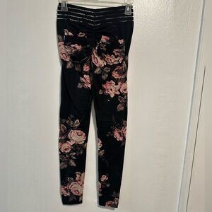 Cute Booty Lounge Roses Pocket Leggings  Size Small  Pants Booty Enhancing Soft